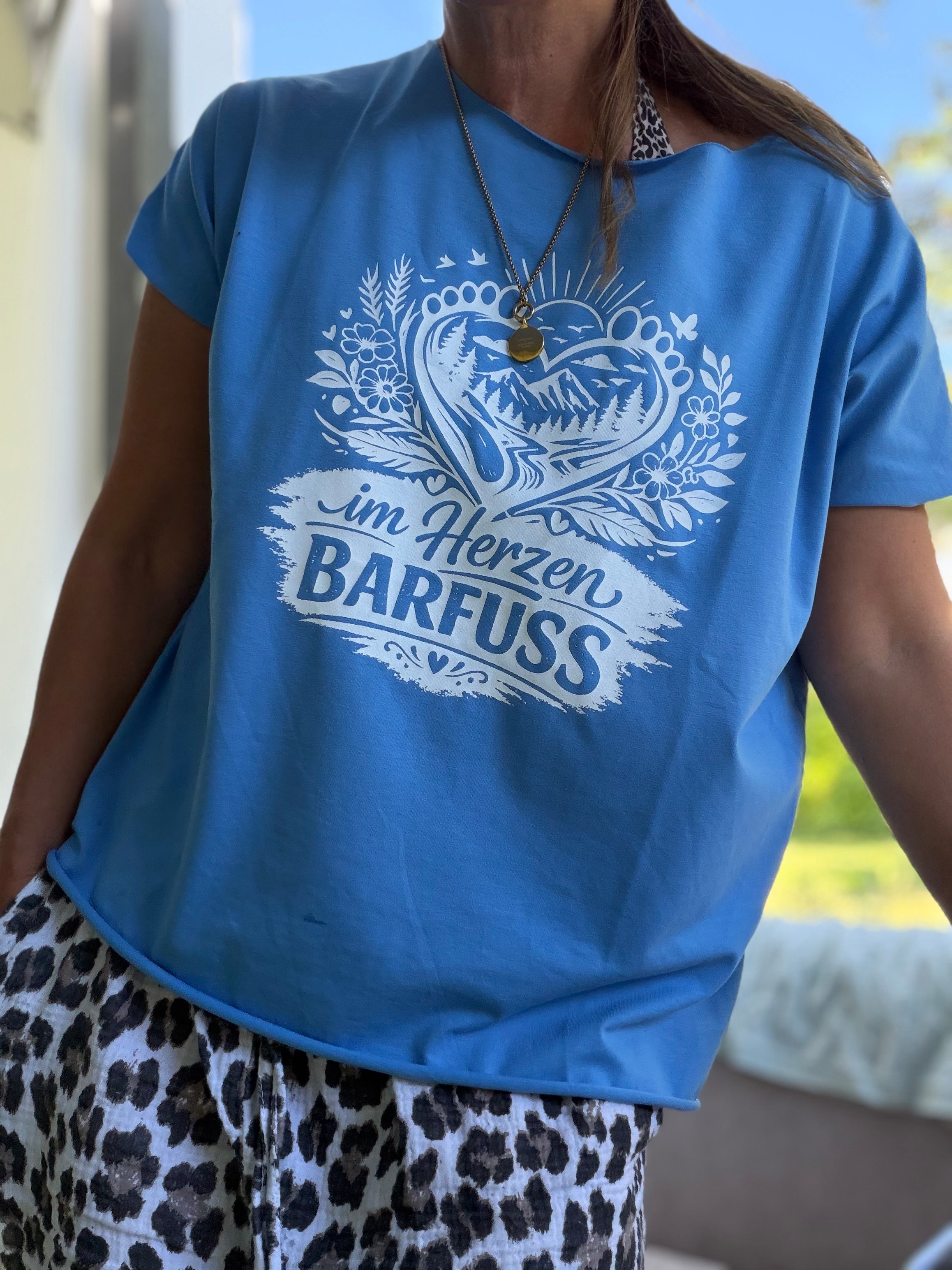 T-Shirt im Herzen barfuß