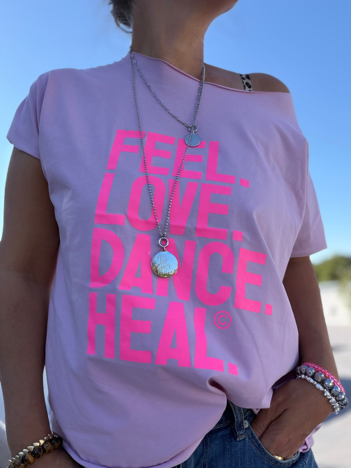 T-Shirt feel love dance heal