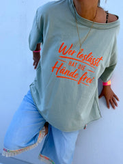 Oversize T-Shirt wer loslässt, hat die Hände frei