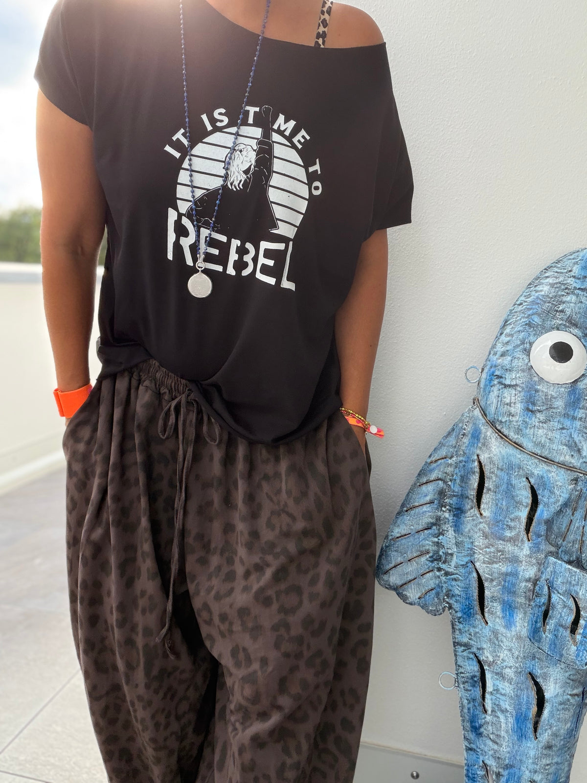 T-Shirt it is time to rebel