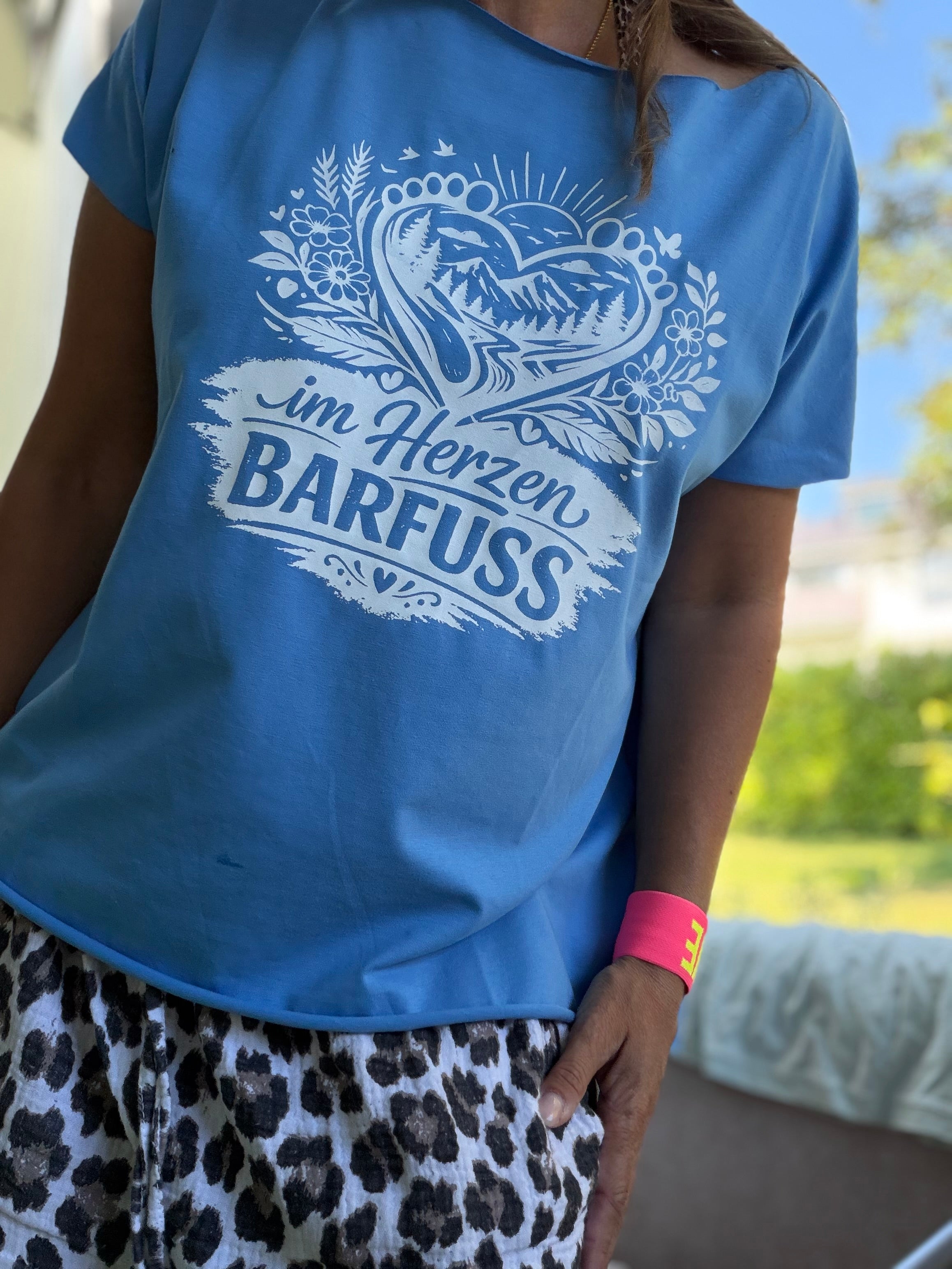 T-Shirt im Herzen barfuß