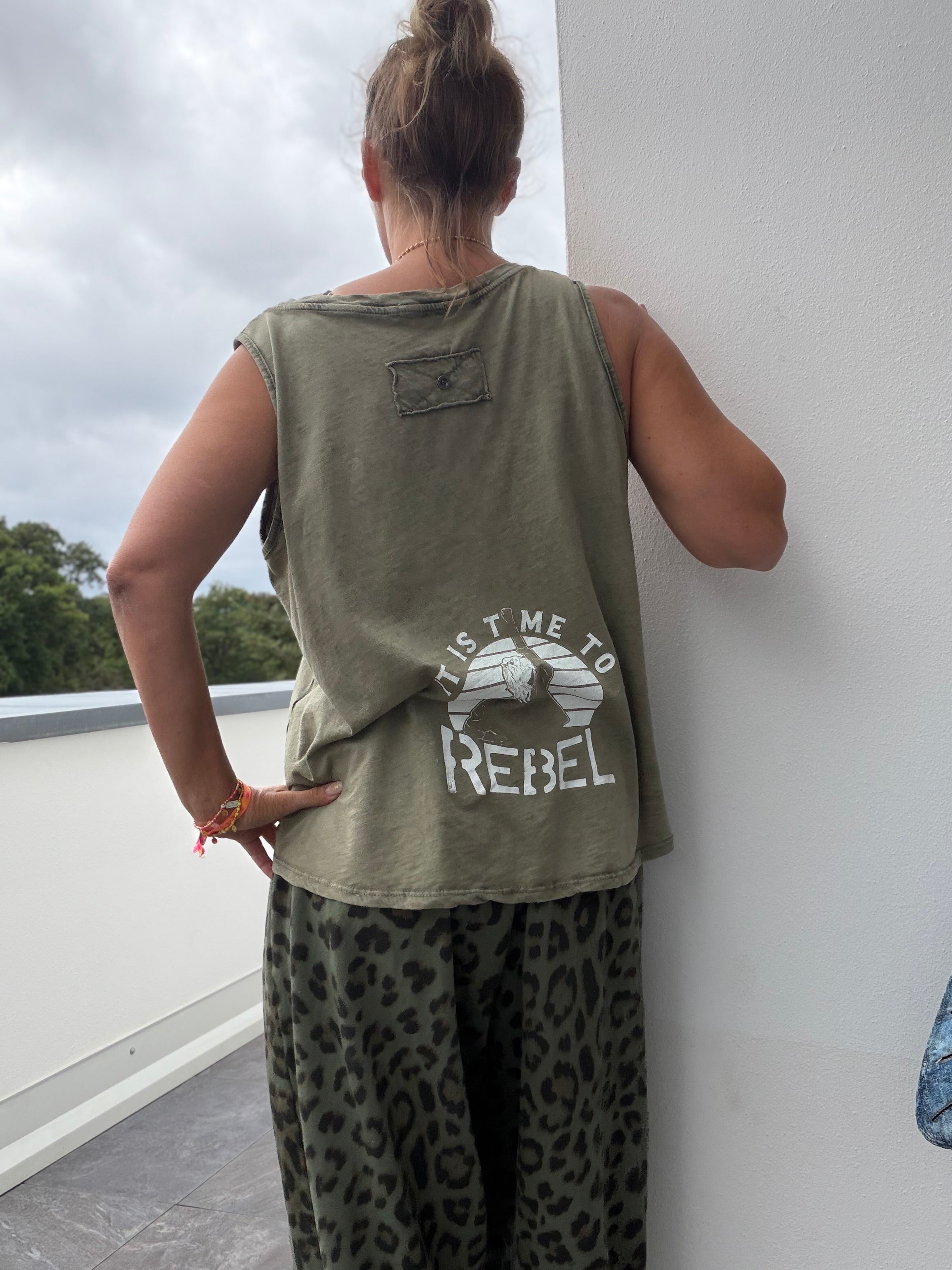 Oversize TOP it is time to rebel Rückenprint