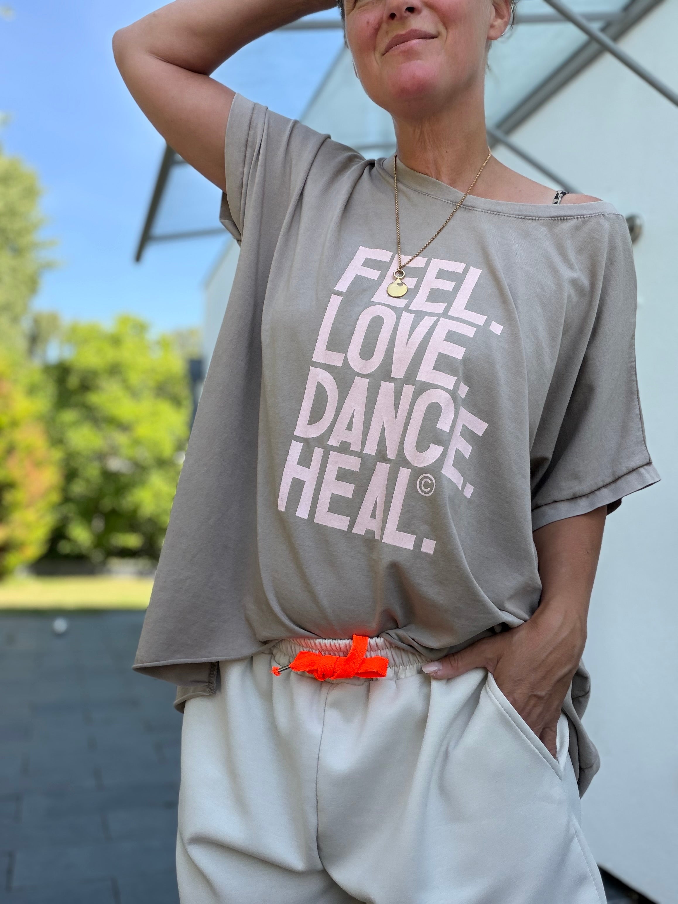 BIGSIZE T-Shirt FEEL LOVE DANCE HEAL. Taupe oder coral