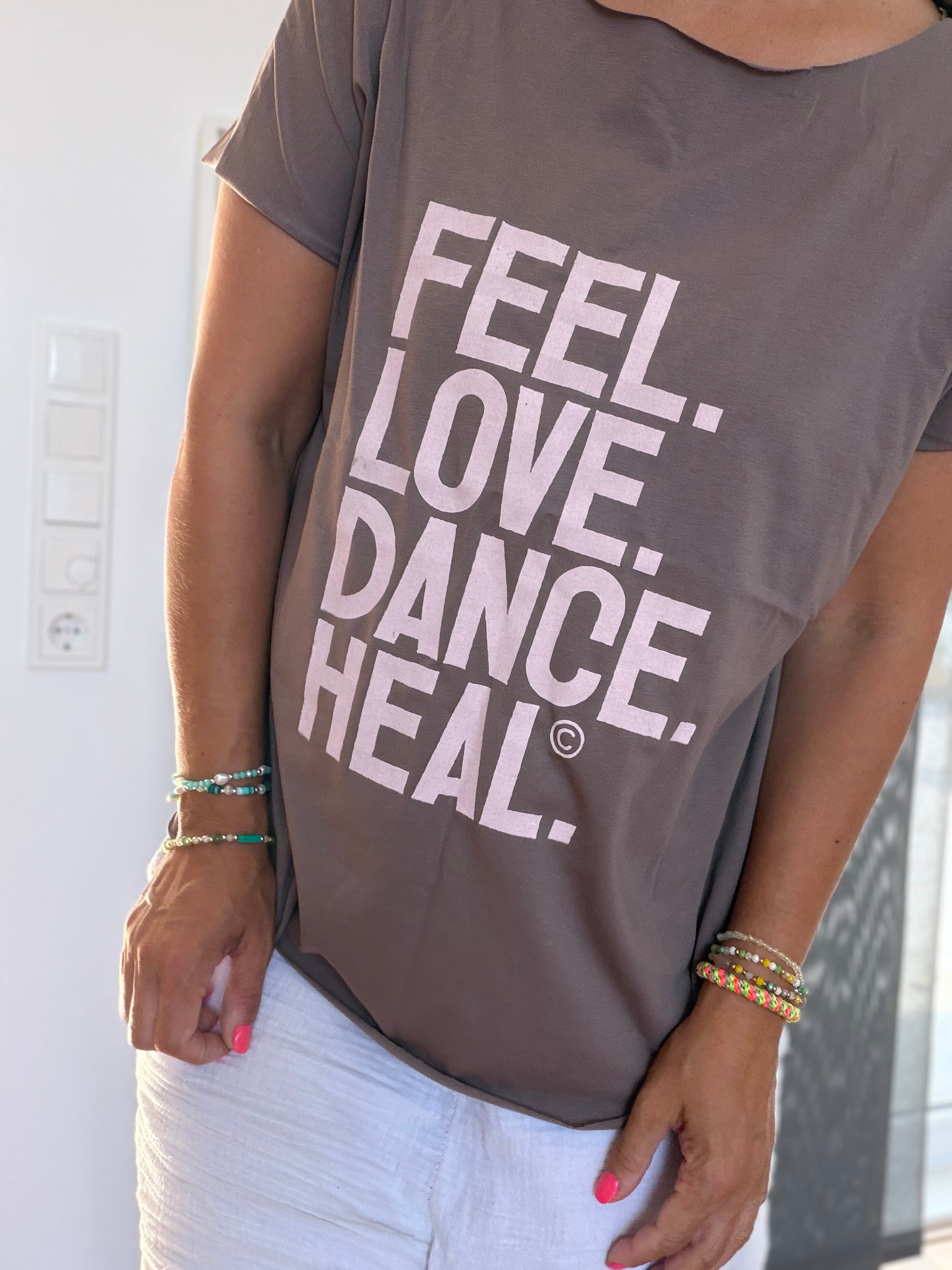T-Shirt feel love dance heal