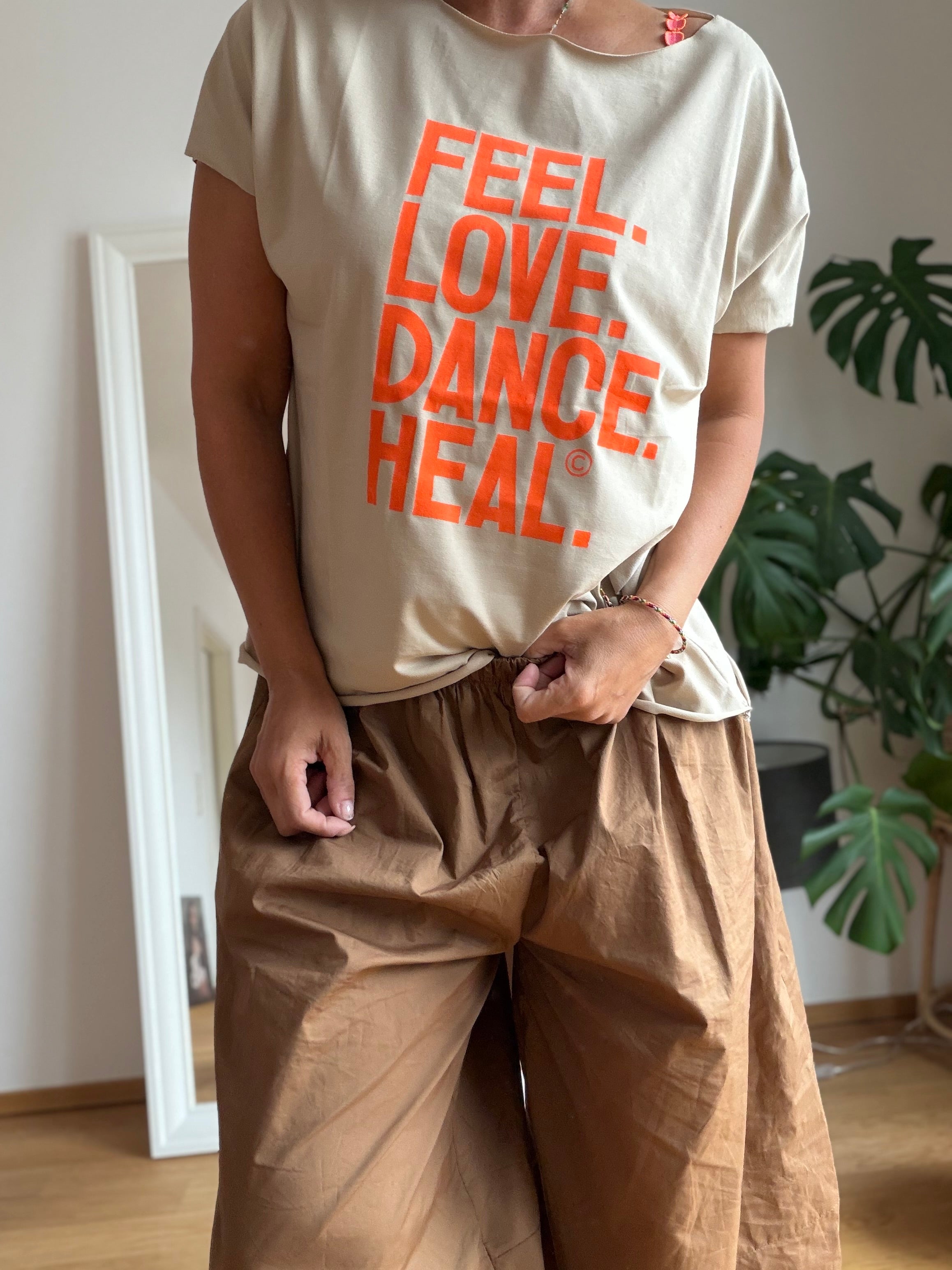 T-Shirt feel love dance heal, taupe oder rosa