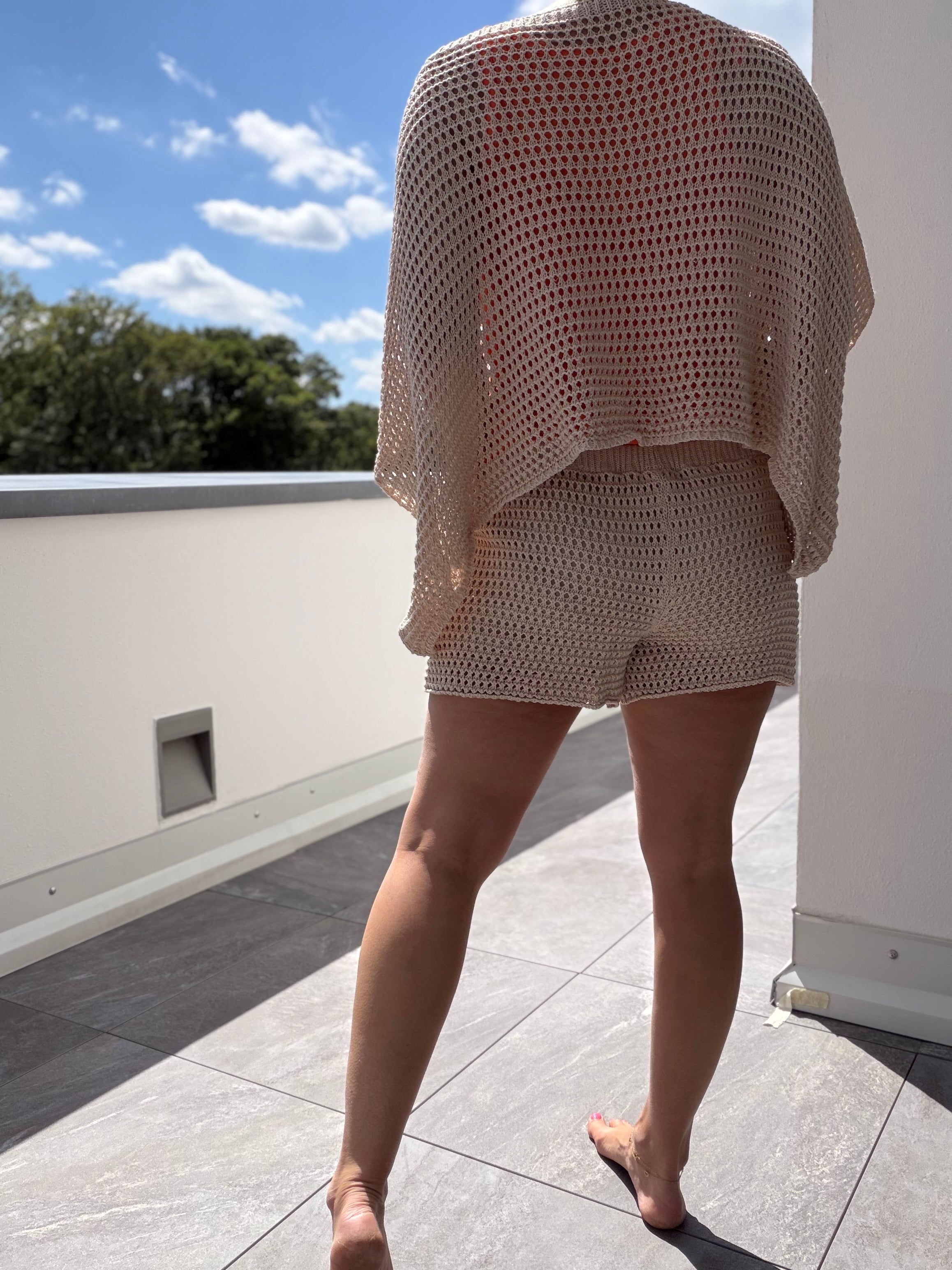 Netztop und Shorts, schwarz oder creme