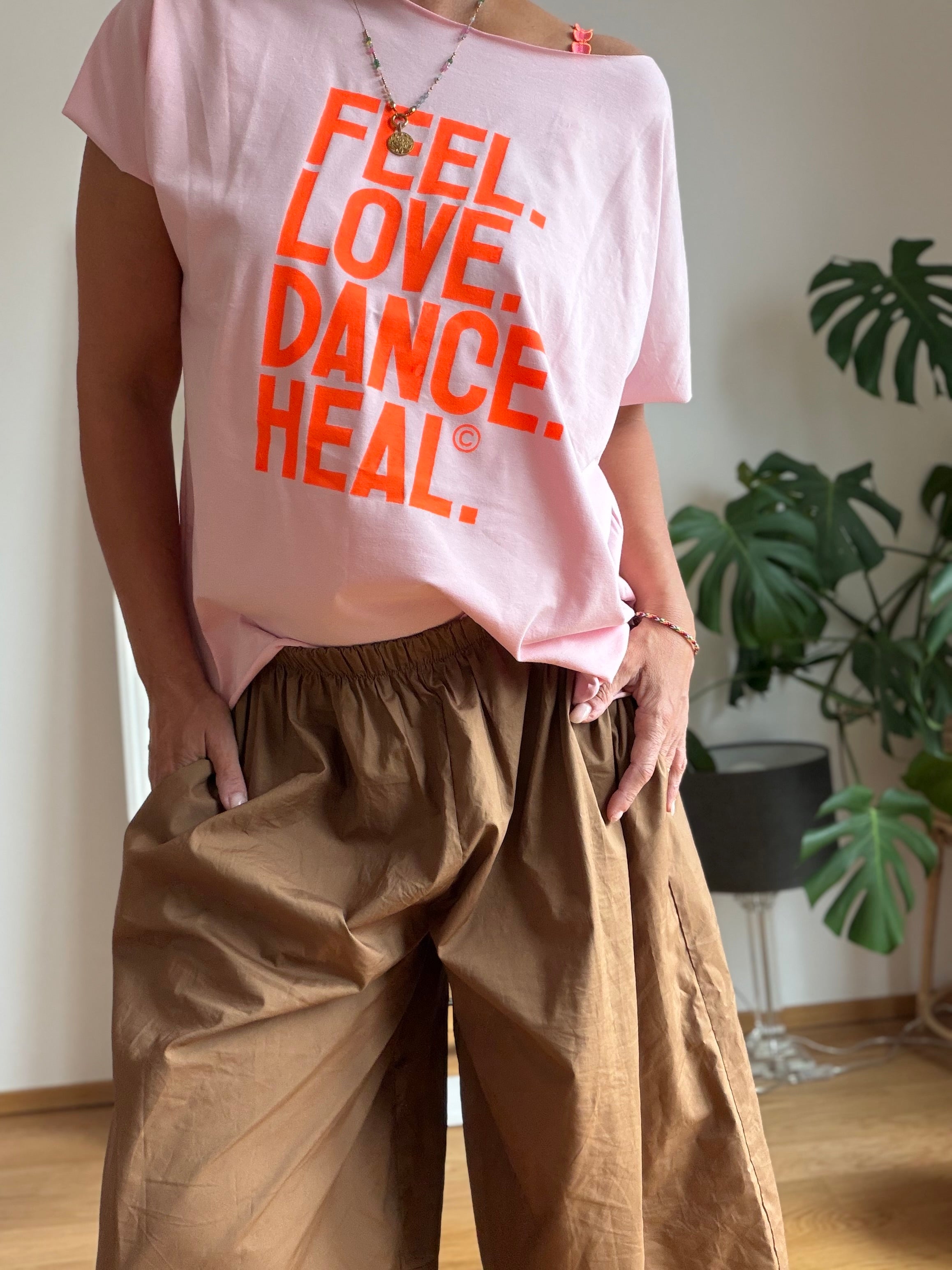 T-Shirt feel love dance heal, taupe oder rosa