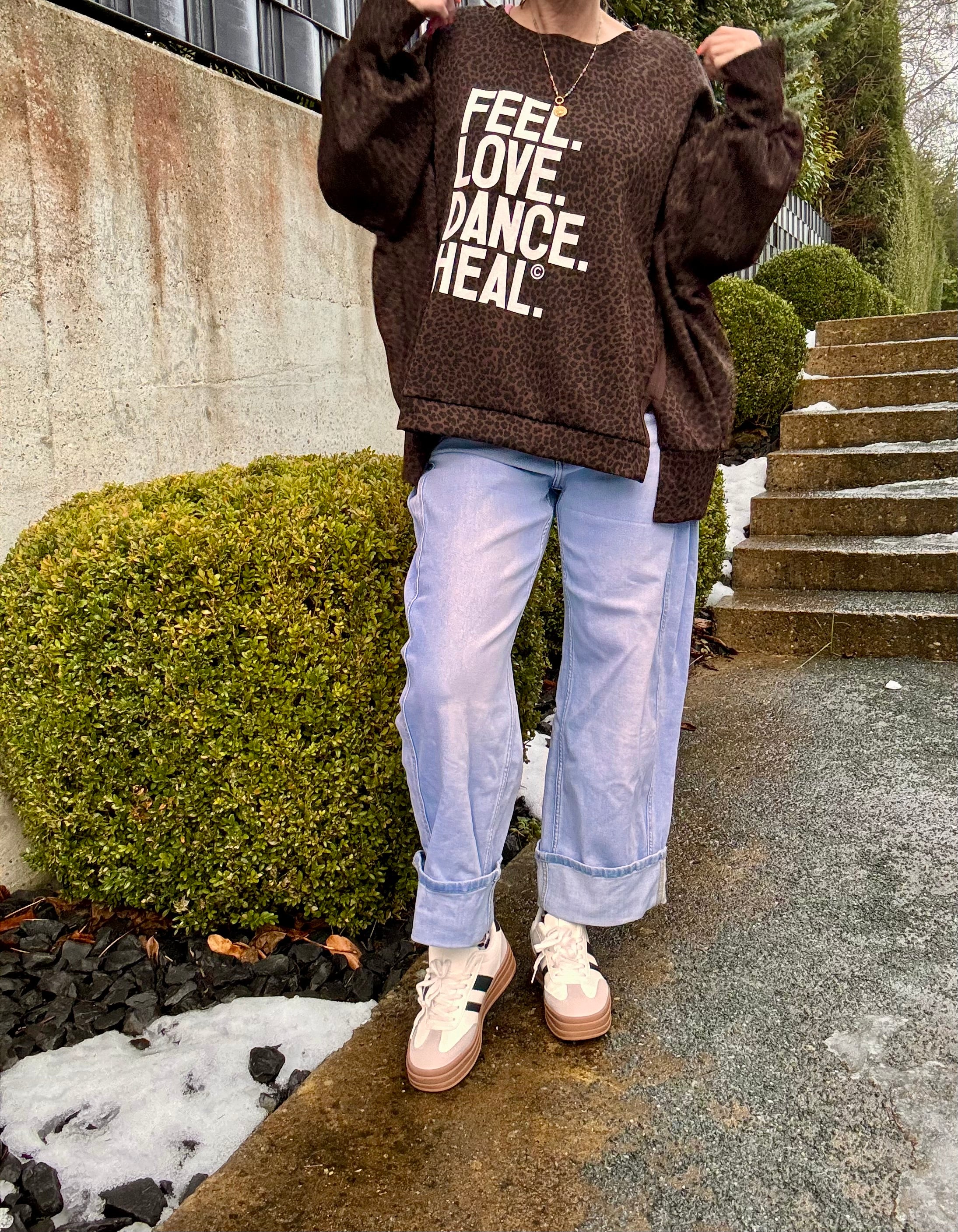 Lieblings Leo Sweatshirt FEEL LOVE DANCE HEAL