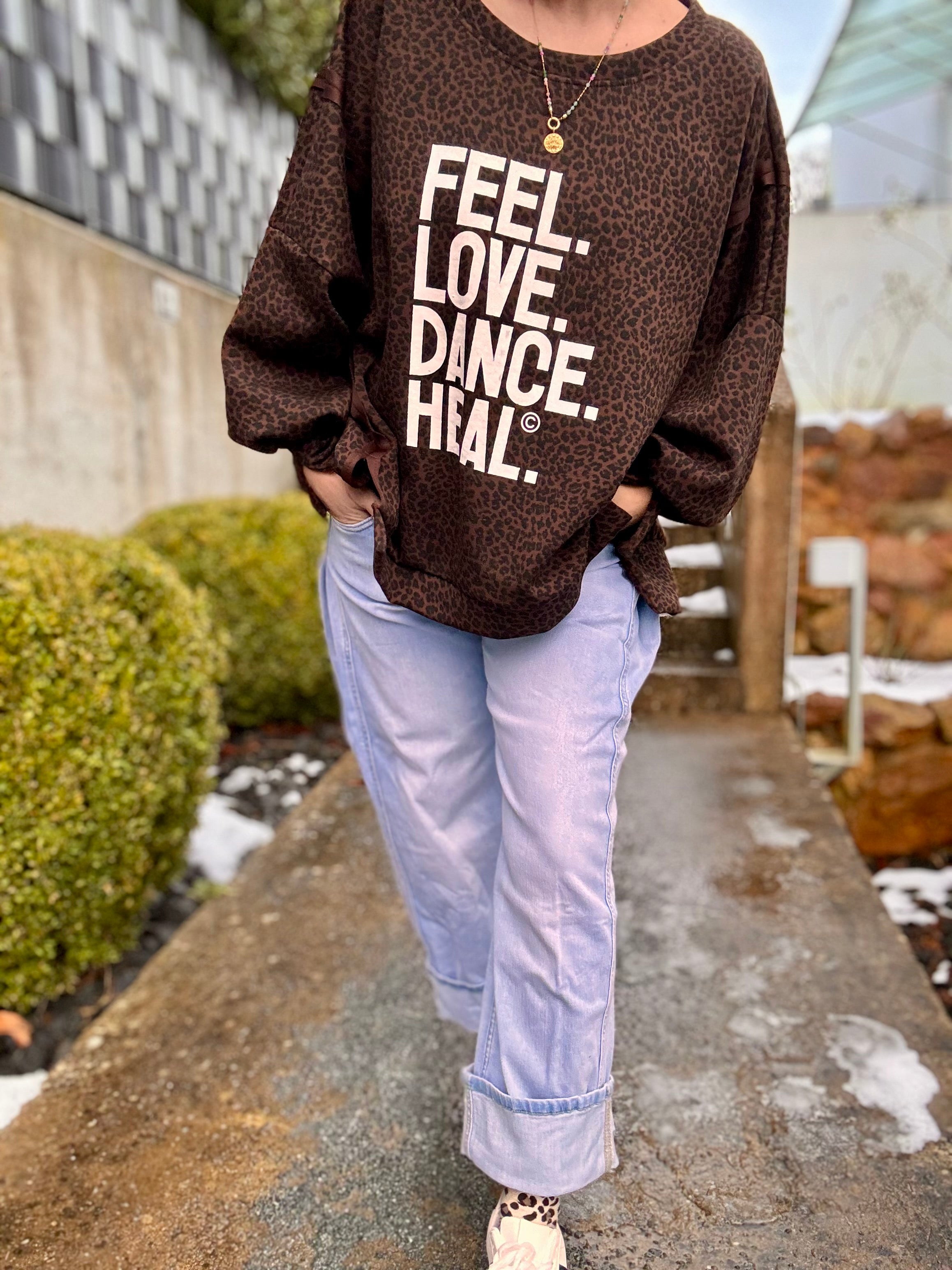 Lieblings Leo Sweatshirt FEEL LOVE DANCE HEAL