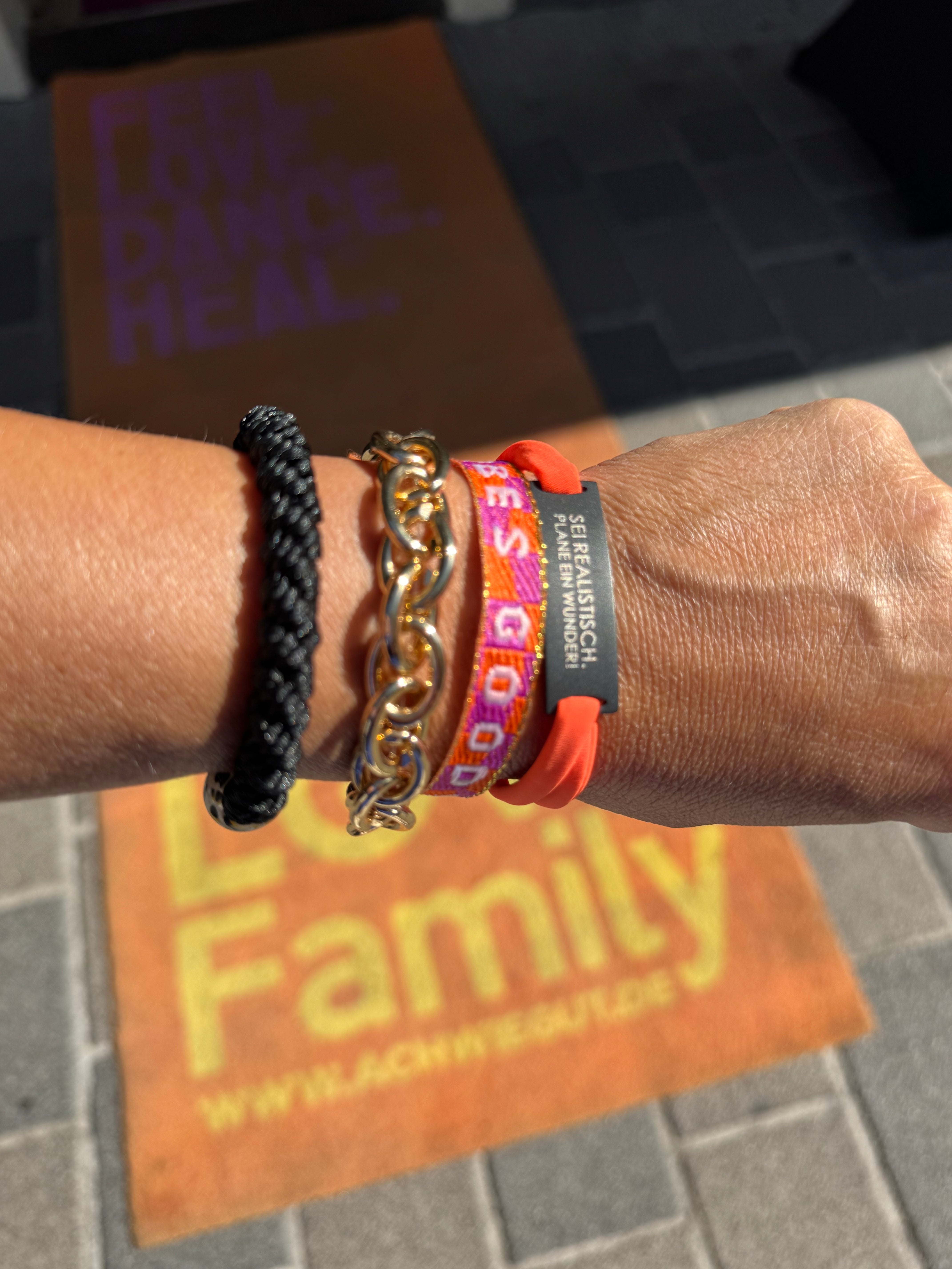 Armband sei realistisch. Plane ein Wunder!