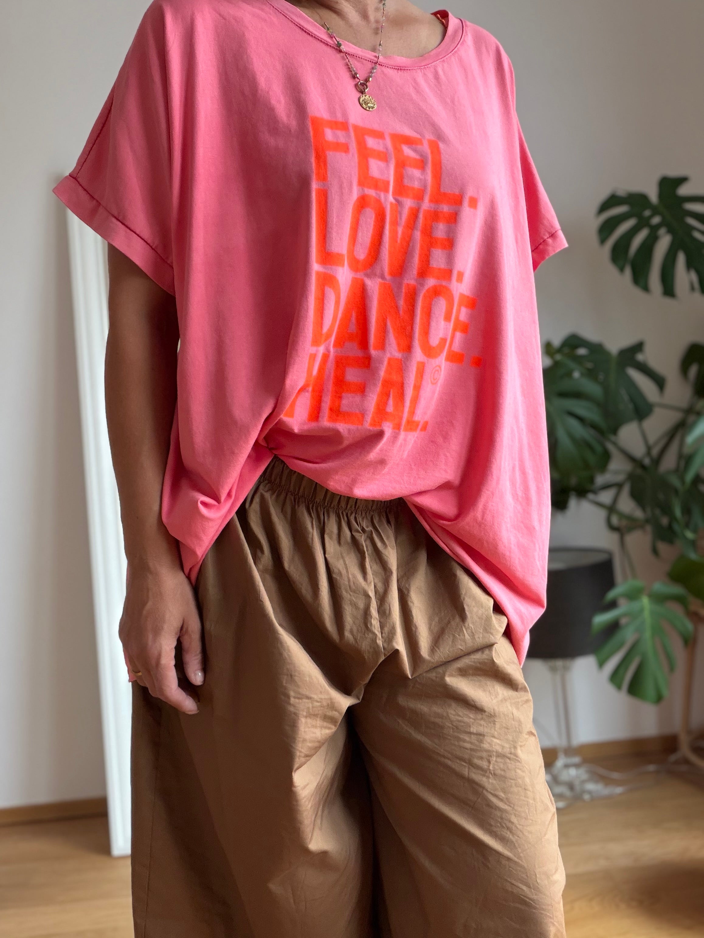 BIGSIZE T-Shirt FEEL LOVE DANCE HEAL. Taupe oder coral