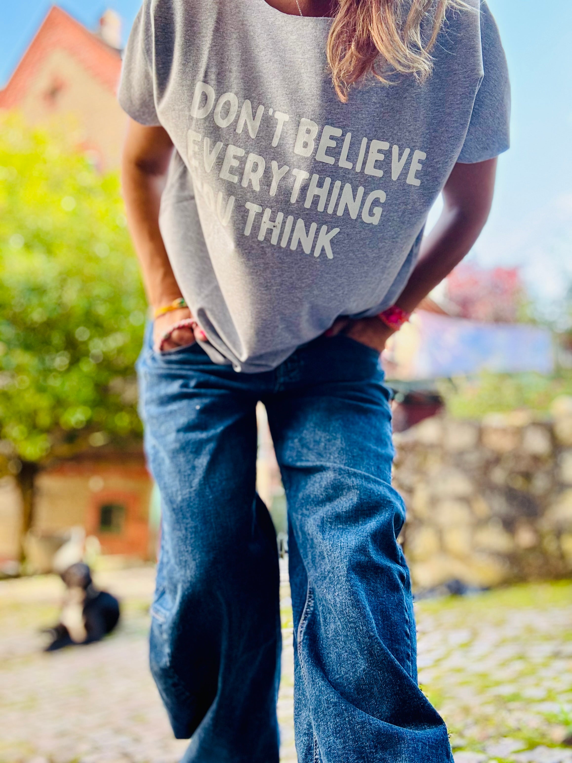 T-Shirt dont believe everything you think