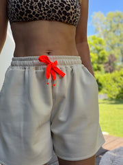 Shorts taupe mit Neon Schnürung