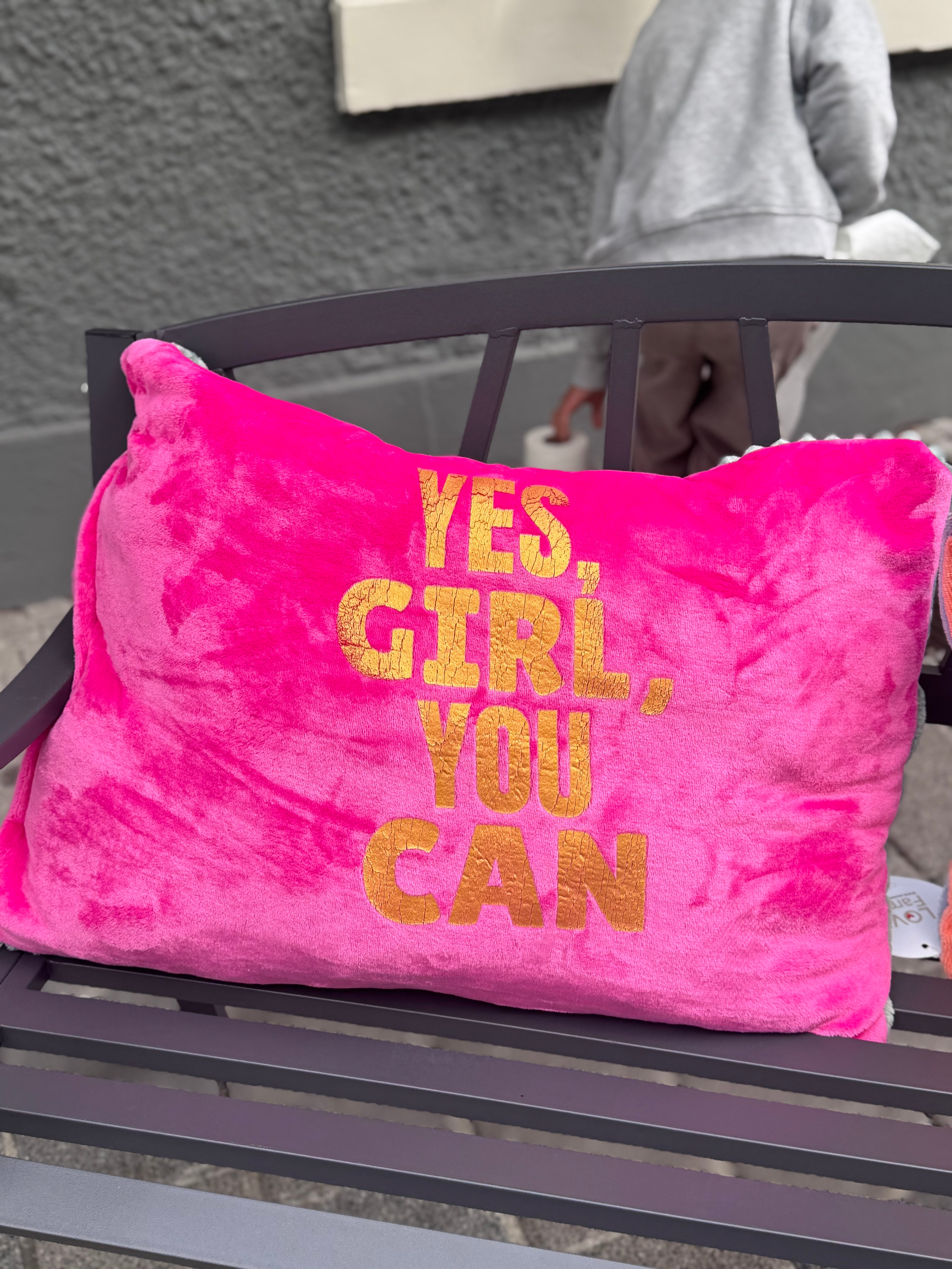 Kissen yes girl, you can