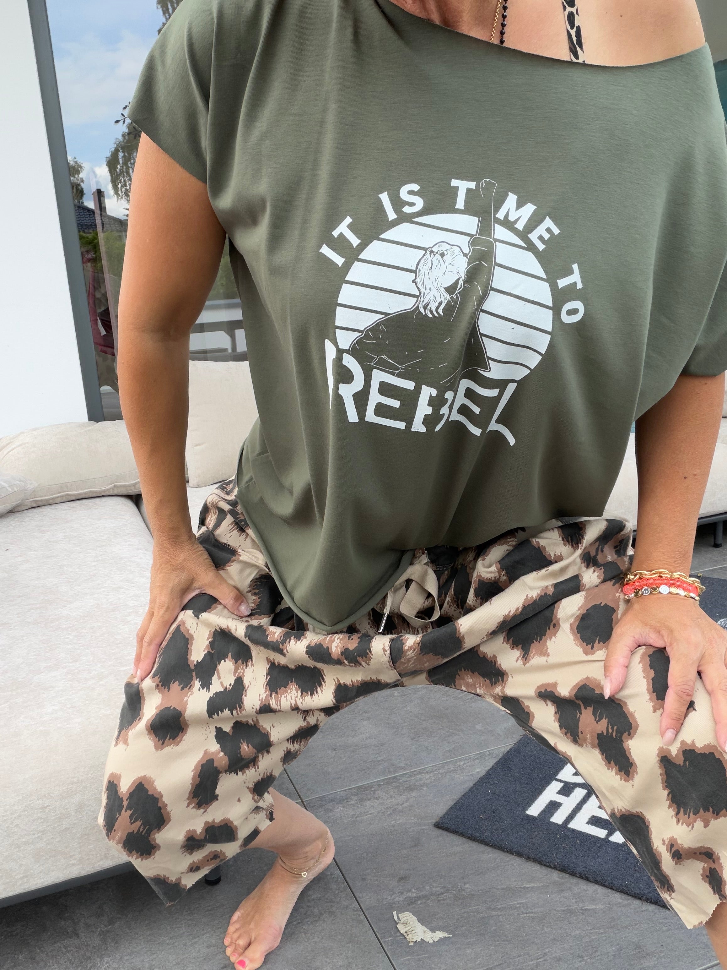 T-Shirt it is time for rebel