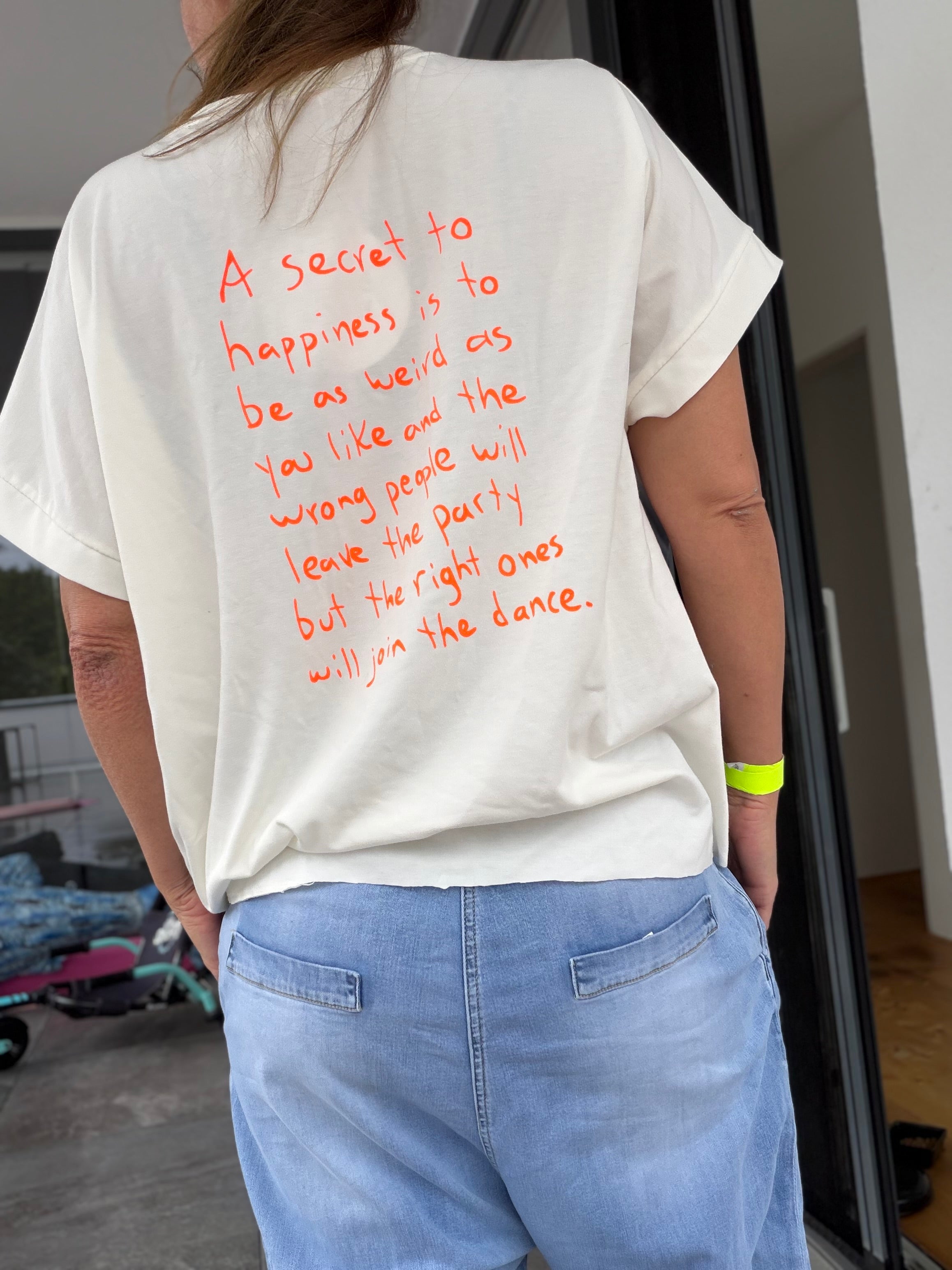 T-Shirt a secret to Happiness Rückenprint