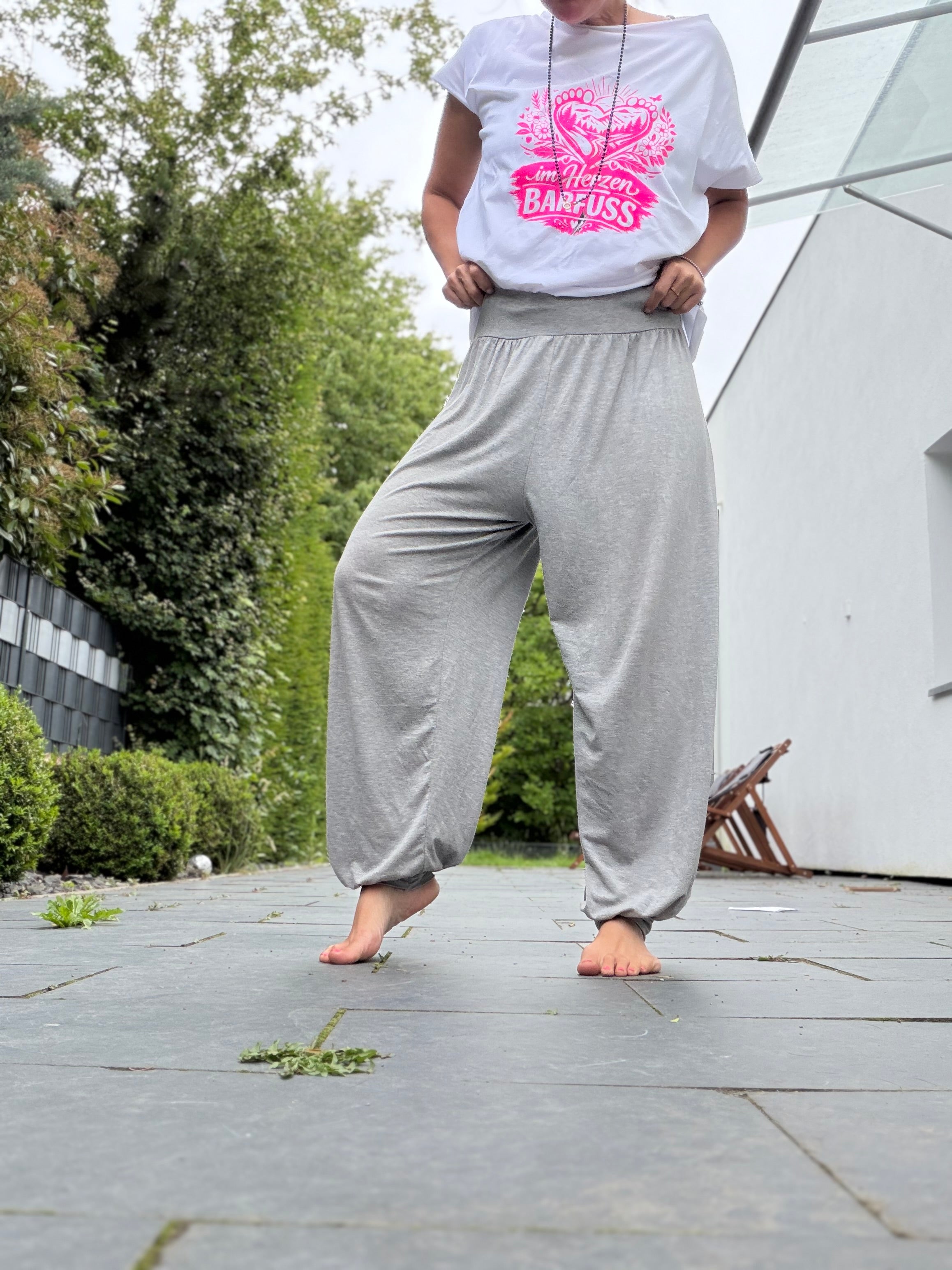 T-Shirt im Herzen barfuß