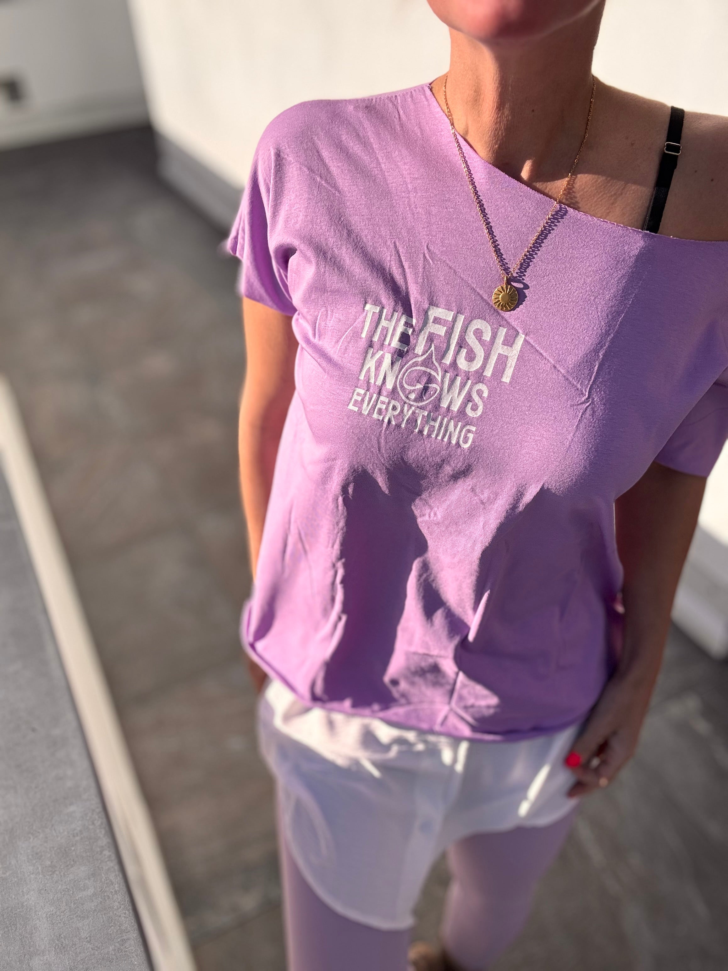 T-Shirt the fish knows everything
